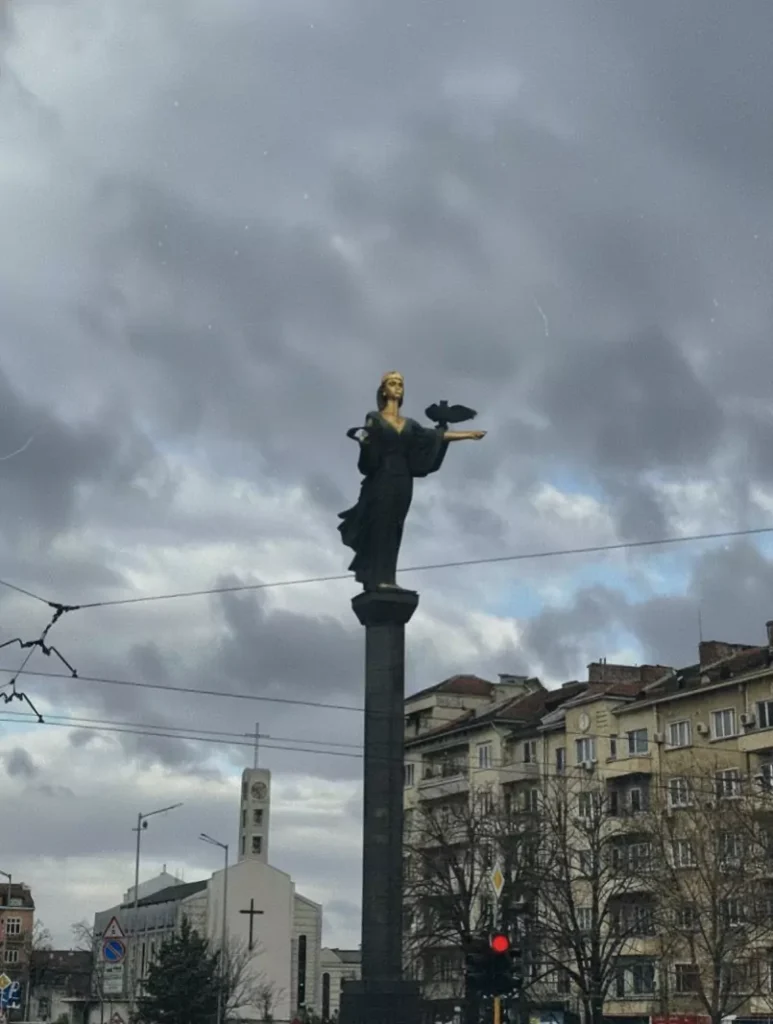 Estatua Sveta Sofia, Bulgaria, con búho y corona, cruce Maria Louisa y Todor Alexandrov