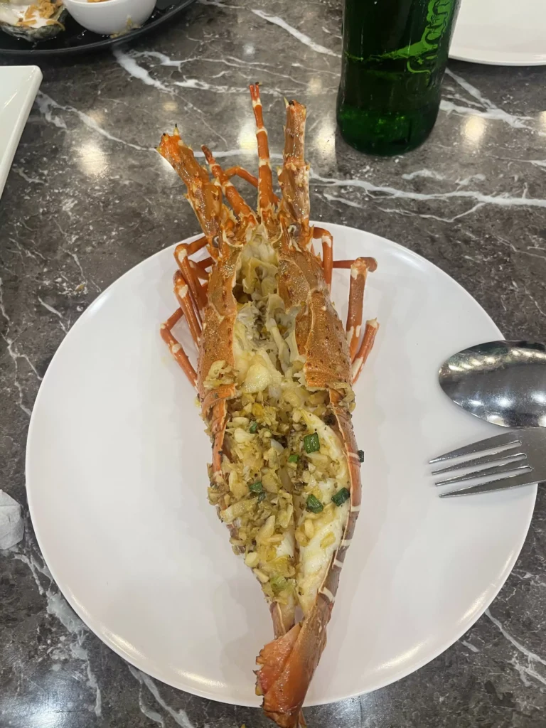 Langosta a la plancha recién cocinada en un restaurante frente al Seafood Market de Rawai, Phuket.