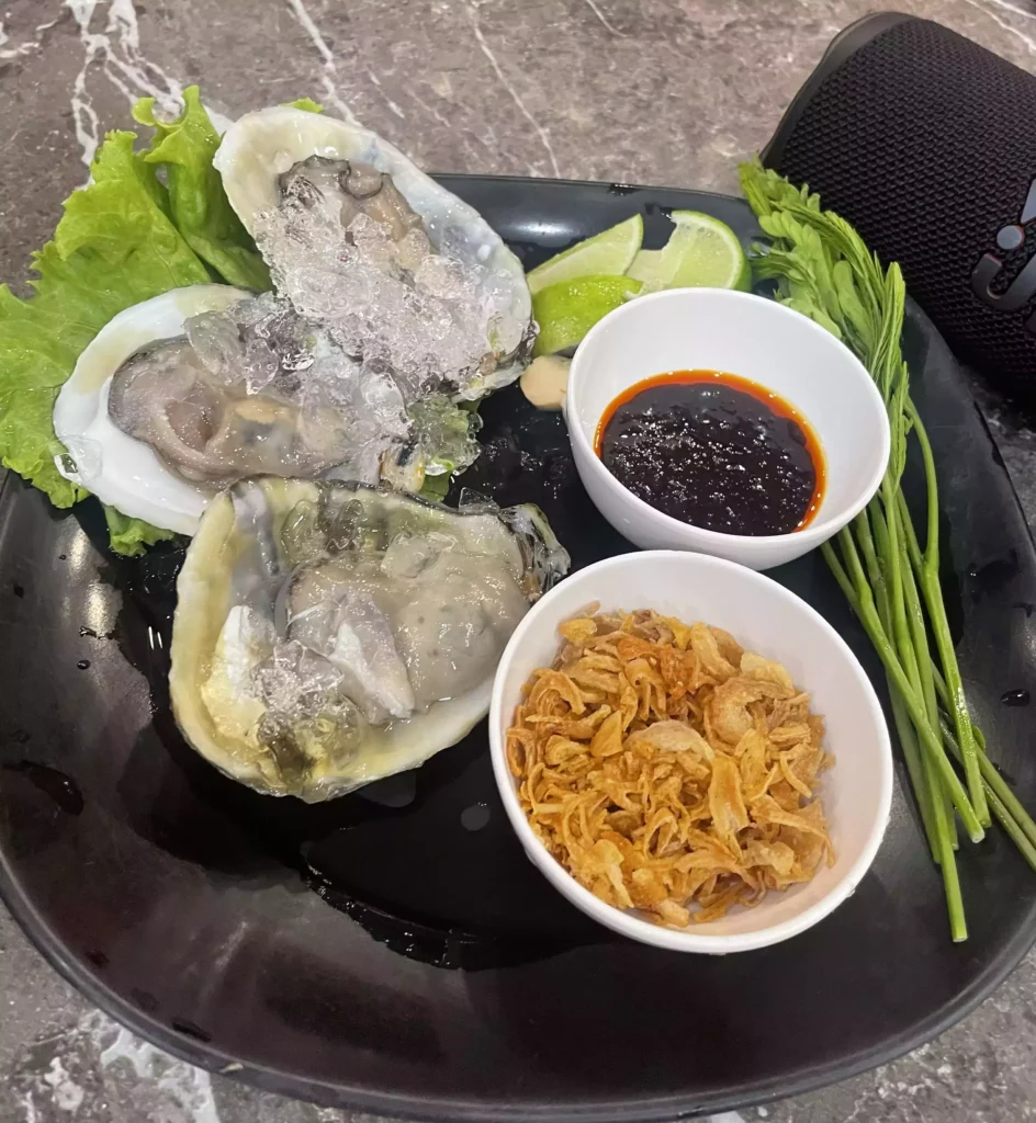 Ostras frescas sobre hielo en el Seafood Market de Rawai, Phuket.