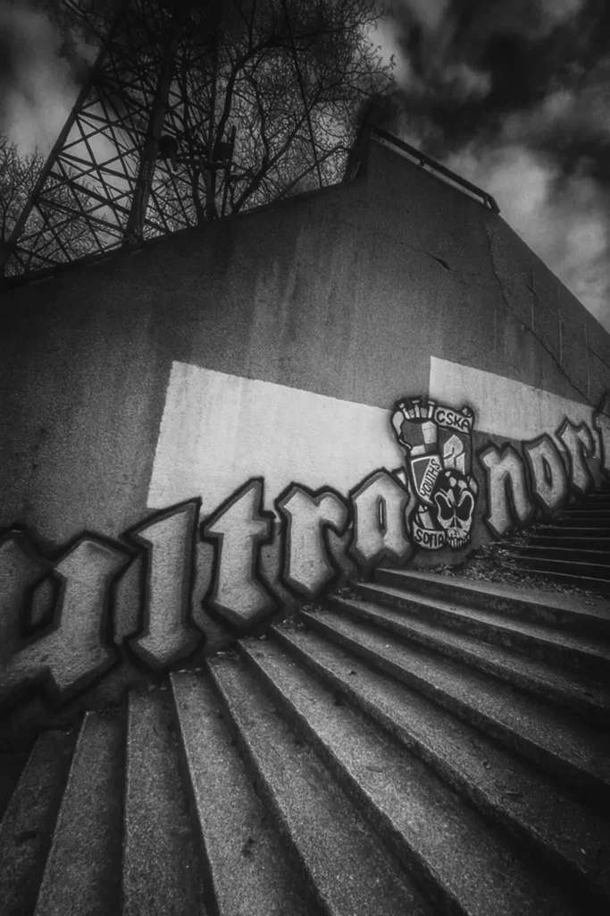 Graffiti de hooligans búlgaros en Sofía, Bulgaria, estilo blanco y negro en un muro urbano