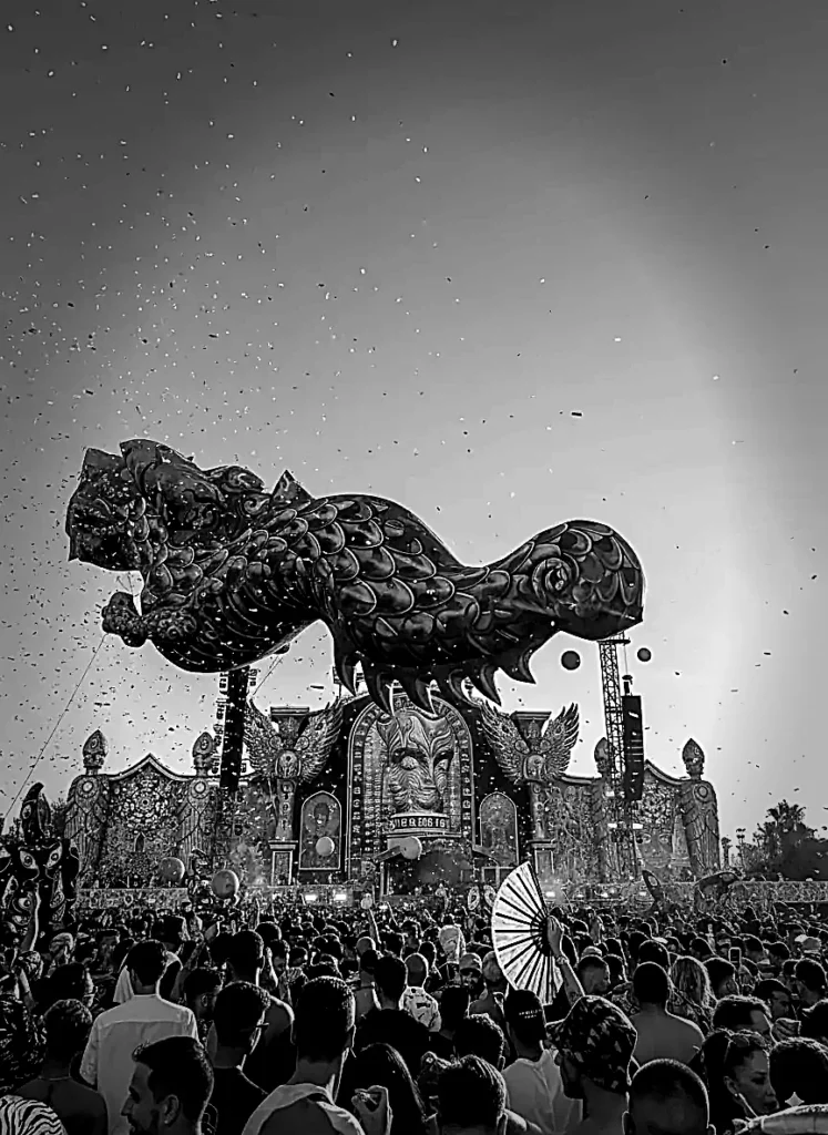 Escenario principal de elrow Town marbella 2025 con edición monocromo oscuro