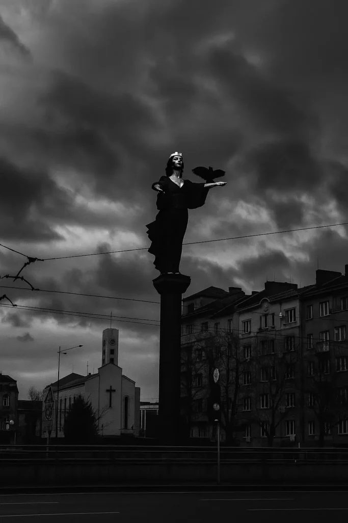 Estatua de Sveta Sofia en el centro de Sofia, Bulgaria, símbolo urbano polémico y curiosidad local