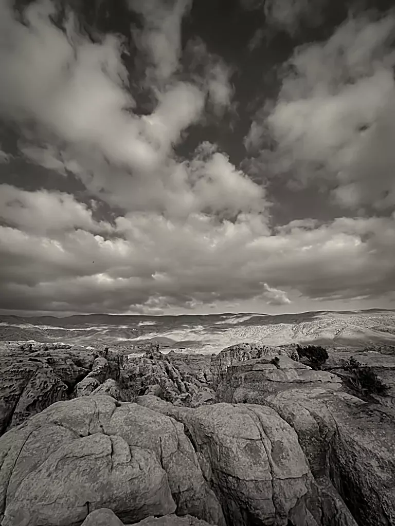 Montañas rocosas de Jordania bajo un cielo dramático, paisaje desértico en estilo monocromo cálido