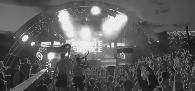 Ola de gente en la pista mientras el DJ de Spring Break Island juega con las luces