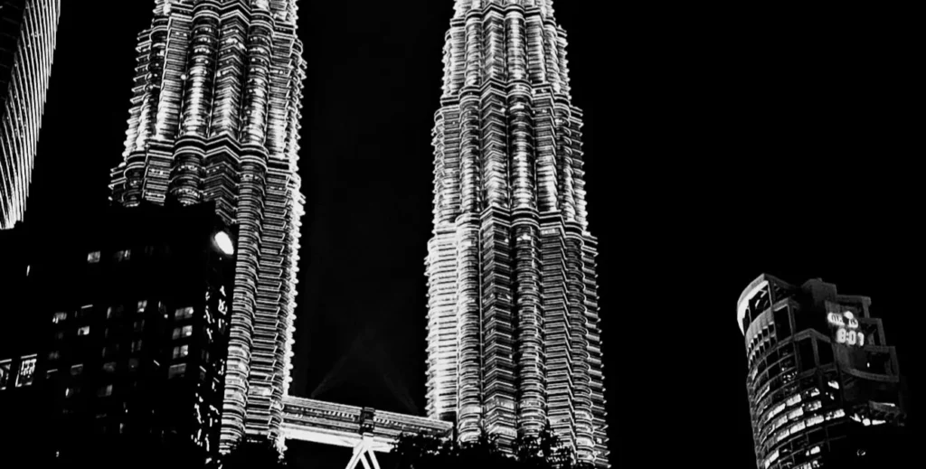 Kuala Lumpur: recorte en blanco y negro de las Torres Petronas